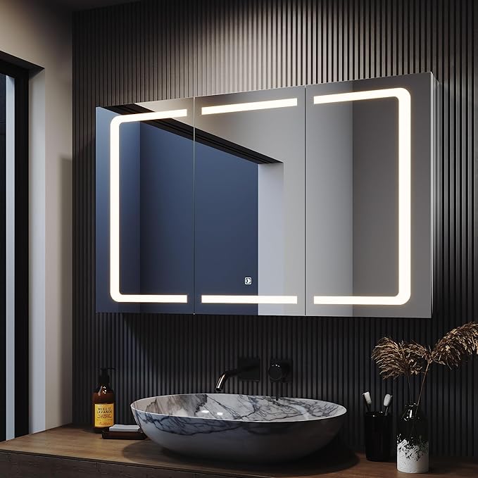 SONNI Spiegelkast met verlichting 105 x 65 cm driedeurs badkamerspiegelkast met stopcontact en aanraakschakelaar